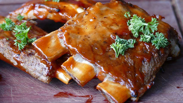Aprenda como fazer costelinha ao molho barbecue em casa