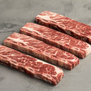 O assado de tira é uma carne proveniente das costelas dianteiras do boi, que são serradas em tiras, com os ossos na transversal. Saboroso e suculento, é perfeito para churrascos pois tem um preparo rápido e fácil. Paixão nacional na Argentina e no Uruguai, o assado de tira fica bem quando temperado com sal grosso moído e colocado em uma grelha sobre brasas quentes sem chamas. Em cerca de 6 minutos de cada lado a carne fica ao ponto.