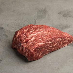 Um dos grandes destaques da 481, esse corte já vem limpo, sem a capa de gordura e a parte dura que compõem a versão mais conhecida do corte no Brasil. Apesar de poder ser preparada na frigideira, é na brasa que a fralda 481 se destaca. Por ter fibras muito espessas e longas, é fundamental que a peça seja cortada contra as fibras, ou seja, de maneira perpendicular a elas.