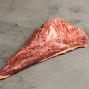 Uma das favoritas para o churrasco e também para o preparo no forno, a maminha também é chamada de colita de cuadril na Argentina e no Uruguai, por ser localizada no fim da peça da alcatra, na parte traseira do boi. Quando assada, deve-se utilizar a gordura da carne para que se mantenha suculenta, e ao fatiá-la, é importante observar a direção da fibras e cortar no sentido oposto.