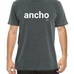 Para ostentar no peito a paixão pelo mais suculento ancho. A camiseta 481 reúne estilo, conforto e uma estampa deliciosa que atesta seu amor pelas melhores carnes. Em quatro tamanhos e feita com uma malha leve e resistente, na cor cinza, ela é estonada e tem estampa em branco na frente e o logo do Empório 481 na parte superior traseira. A estampa é feita a laser, por isso, não descasca nem racha com o tempo.