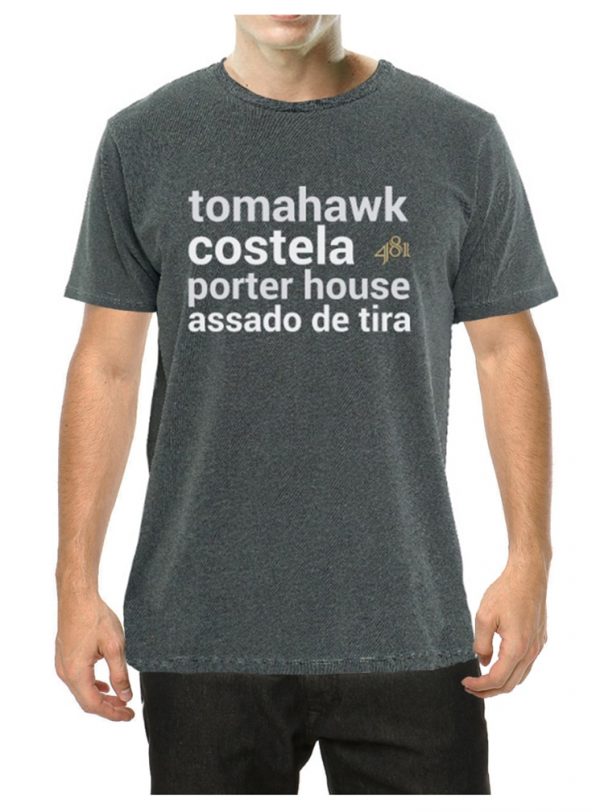 Para ostentar no peito a paixão pela suculência dos cortes com osso. A camiseta 481 reúne conforto, estilo e uma estampa deliciosa que atesta seu amor pelas melhores carnes. Em quatro tamanhos e feita com uma malha leve, confortável e resistente, a camiseta na cor cinza é estonada e tem estampa em branco e cinza na frente e o logo do Empório 481 na parte superior traseira. A estampa é feita a laser, por isso, não descasca nem racha com o tempo.