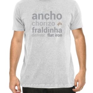 Para ostentar no peito a paixão pela suculência dos cortes sem osso. Ancho, chorizo, fraldinha, denver e flat iron não só dão estilo à camiseta, como atestam seu amor pela experiência de apreciar cortes perfeitos. Em quatro tamanhos e feita com uma malha leve, confortável e resistente, a camiseta na cor off white é estonada e tem estampa em branco e cinza na frente e o logo do Empório 481 na parte superior traseira. A estampa é feita a laser, por isso, não descasca nem racha com o tempo.