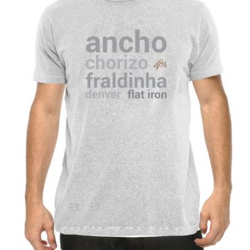 Para ostentar no peito a paixão pela suculência dos cortes sem osso. Ancho, chorizo, fraldinha, denver e flat iron não só dão estilo à camiseta, como atestam seu amor pela experiência de apreciar cortes perfeitos. Em quatro tamanhos e feita com uma malha leve, confortável e resistente, a camiseta na cor off white é estonada e tem estampa em branco e cinza na frente e o logo do Empório 481 na parte superior traseira. A estampa é feita a laser, por isso, não descasca nem racha com o tempo.
