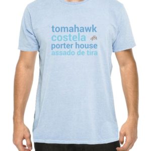 Para ostentar no peito a paixão pela suculência dos cortes com osso. A camiseta 481 reúne conforto, estilo e uma estampa deliciosa que atesta seu amor pelas melhores carnes. Em quatro tamanhos e feita com uma malha leve, confortável e resistente, a camiseta na cor azul é estonada e tem estampa em tons de azul na frente e o logo do Empório 481 na parte superior traseira. A estampa é feita a laser, por isso, não descasca nem racha com o tempo.