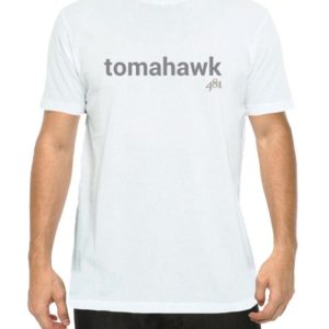 Para ostentar no peito a paixão pelo mais saboroso tomahawk. A camiseta 481 reúne conforto, estilo e uma estampa deliciosa que atesta seu amor pelos melhores cortes. Em quatro tamanhos e feita com uma malha leve e resistente, na cor branca, ela é estonada e tem estampa em cinza na frente e o logo do Empório 481 na parte superior traseira. A estampa é feita a laser, por isso, não descasca nem racha com o tempo.