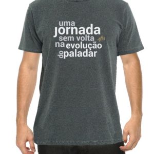 Uma jornada sem volta na evolução do paladar é o que a 481 quer proporcionar. Se você é um meat lover e compactua com esse objetivo, essa camiseta é para você. Em quatro tamanhos e feita com uma malha leve, confortável e resistente, a camiseta na cor cinza é estonada e tem estampa em branco e cinza na frente e o logo do Empório 481 na parte superior traseira. A estampa é feita a laser, por isso, não descasca nem racha com o tempo.