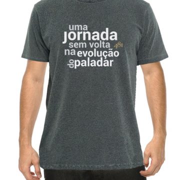 Uma jornada sem volta na evolução do paladar é o que a 481 quer proporcionar. Se você é um meat lover e compactua com esse objetivo, essa camiseta é para você. Em quatro tamanhos e feita com uma malha leve, confortável e resistente, a camiseta na cor cinza é estonada e tem estampa em branco e cinza na frente e o logo do Empório 481 na parte superior traseira. A estampa é feita a laser, por isso, não descasca nem racha com o tempo.