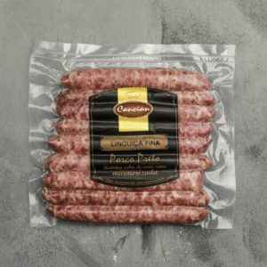 Linguiça feita com carnes magras do porco preto ibérico, uma raça popular na região do Mediterrâneo. Avermelhada, macia, de sabor intenso e marcante, vai bem em churrascos e também em pratos como a feijoada.