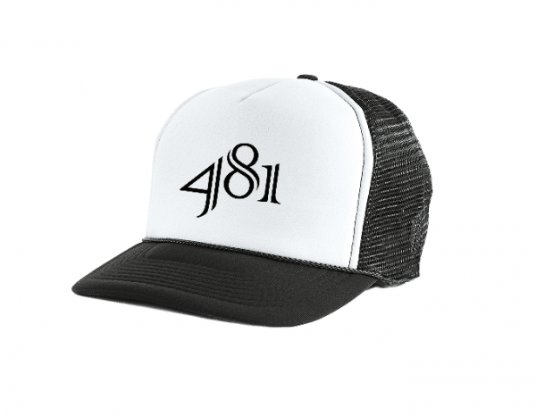 Em tecido resistente e com tela nos gomos laterais e anteriores, o modelo trucker nunca sai de moda. Prático, moderno, confortável e cheio de estilo, o boné 481 Trucker tem o logo centralizado, preto, em contraste com a cor branca. Nas laterais na parte de trás a tela é na cor preta, assim como a aba. O material telado evita que o cabelo e o couro cabeludo fiquem abafados e retenham suor.